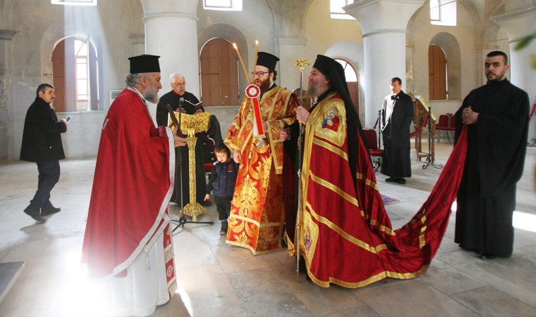 Çeşme ilçesinde bulunan Aya Haralambos Kilisesi’nde Aziz Haralambos anısına ayin