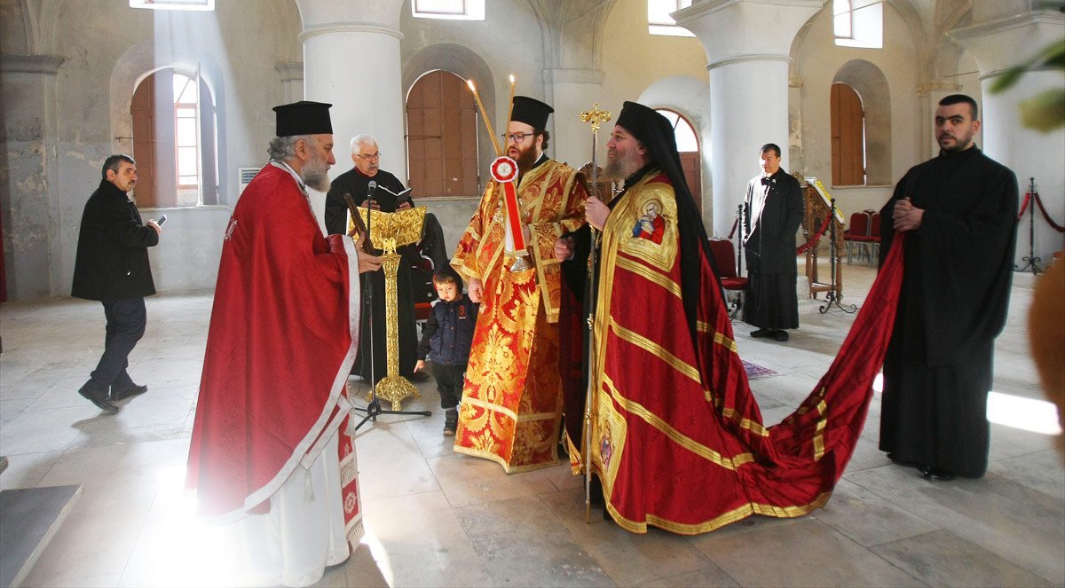 Çeşme ilçesinde bulunan Aya Haralambos Kilisesi’nde Aziz Haralambos anısına ayin