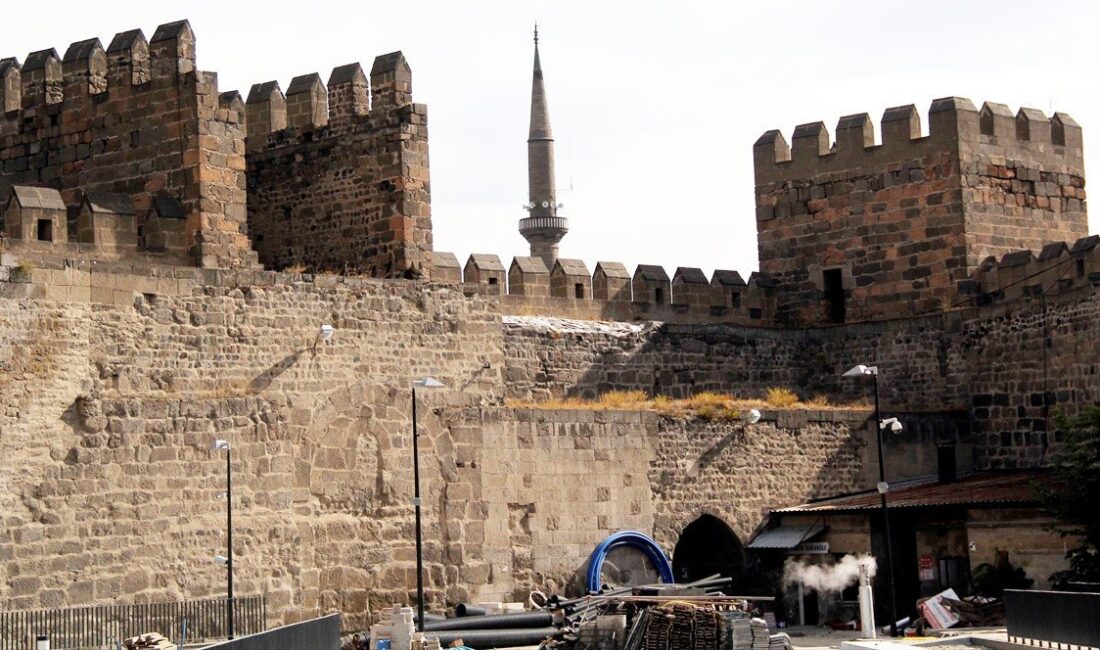 Tarihi Kayseri Kalesi, zeminde sanatçılar sokağı, zeminin 3 metre altında