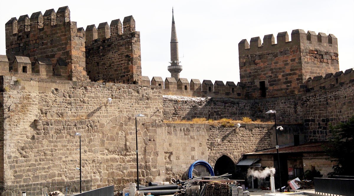 Tarihi Kayseri Kalesi, zeminde sanatçılar sokağı, zeminin 3 metre altında