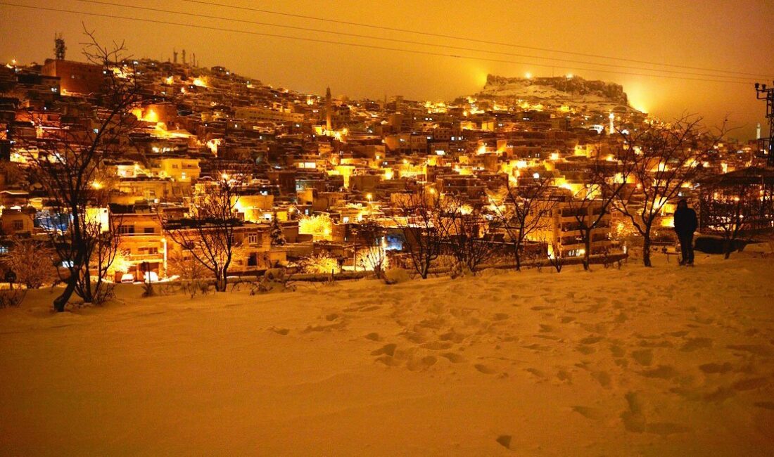 Mardin’de yoğun kar yağışı hayatı olumsuz etkilerken, beyaz örtüyle kaplanan