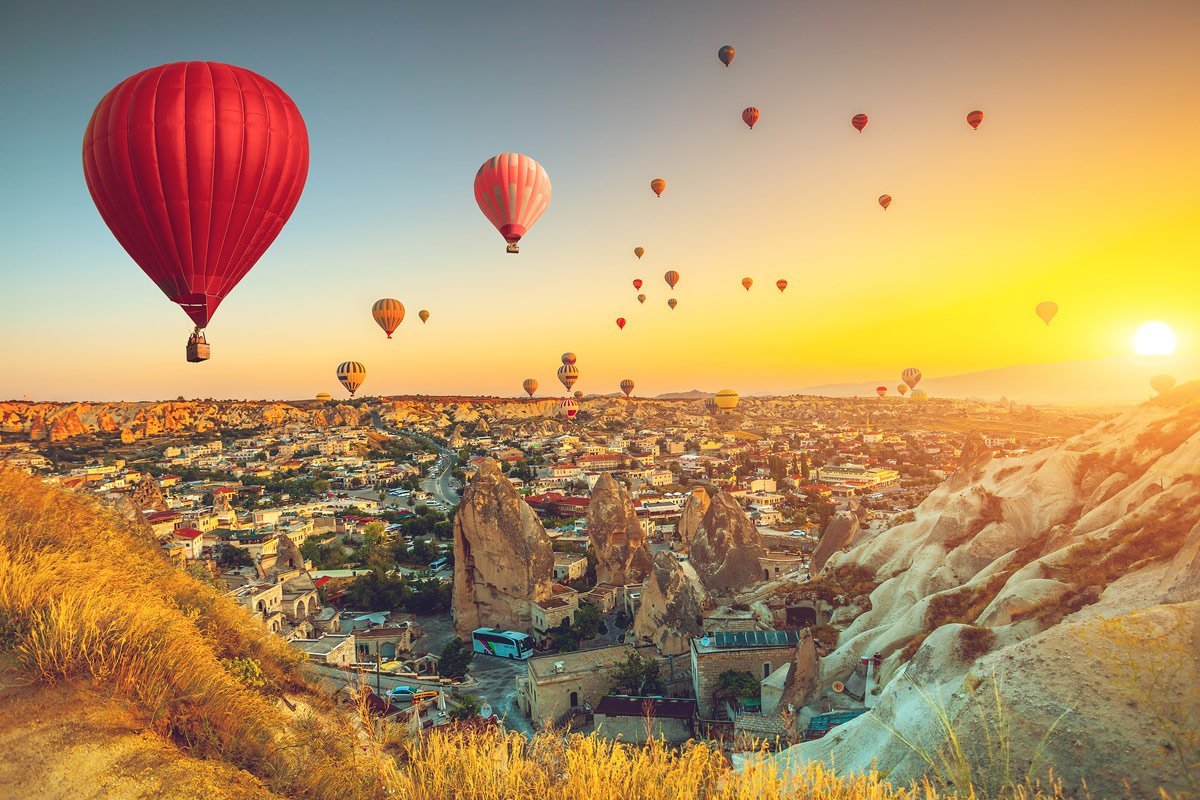 Türkiye’nin peribacaları, kayadan oyma mağara otelleri, vadileri ve sıcak hava