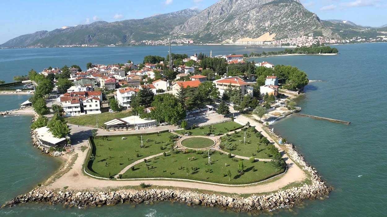 Türkiye’nin en büyük dördüncü gölünden adını alan; eşsiz doğa manzarası,