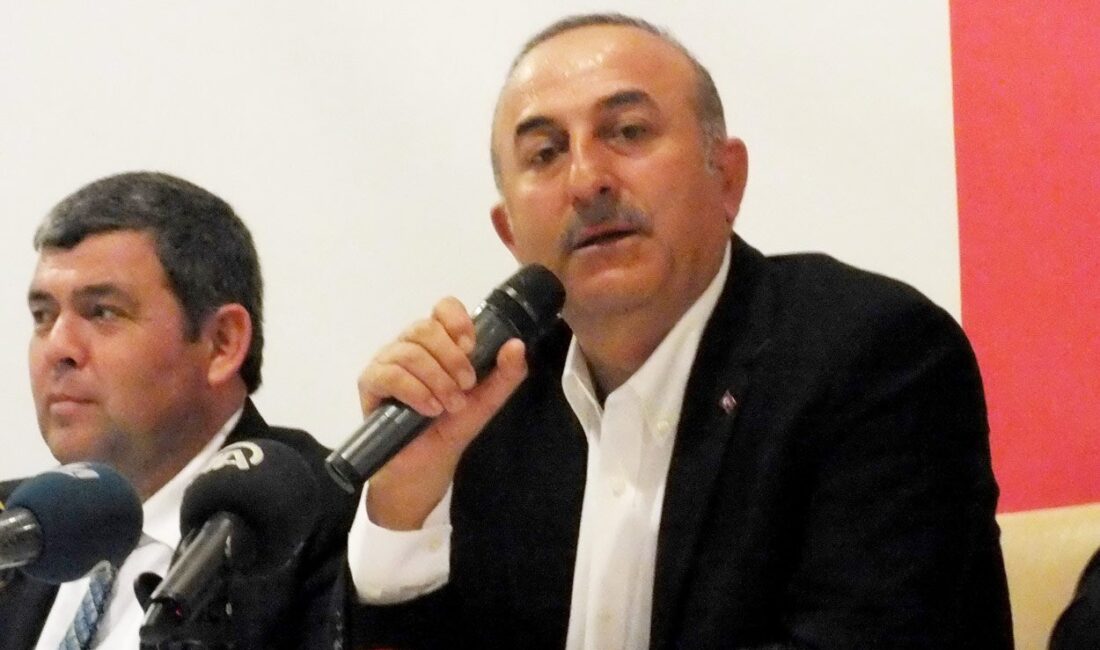 Dışişleri Bakanı Mevlüt Çavuşoğlu, Kemer’de birtakım ziyaretlerde bulunarak, muhtarlar ve