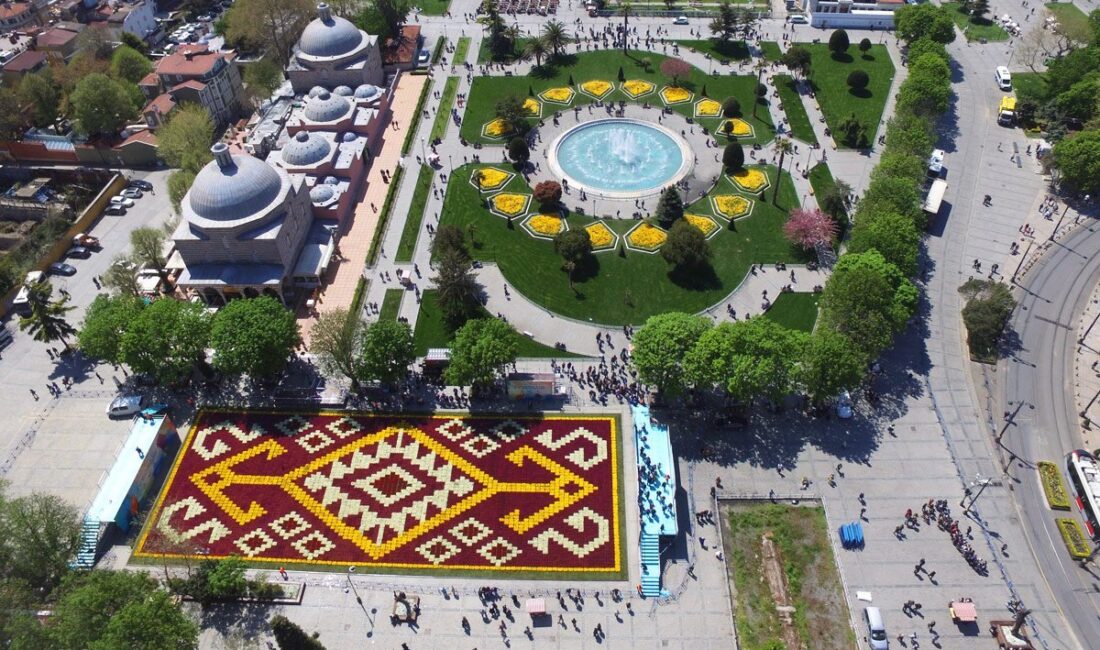 İstanbul’un 564. fetih yıldönümüne ithafen 564 bin lale ile oluşturulan
