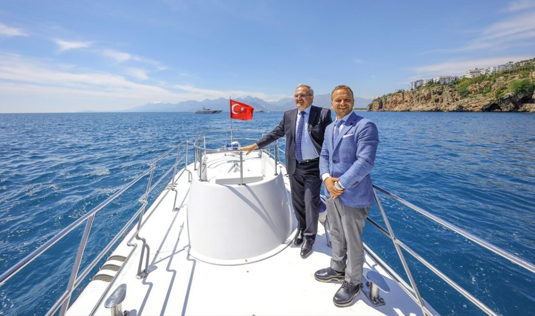 Turistik denizaltı Nemo Primero, Antalya’da düzenlenen törenle hizmete girdi. Vali