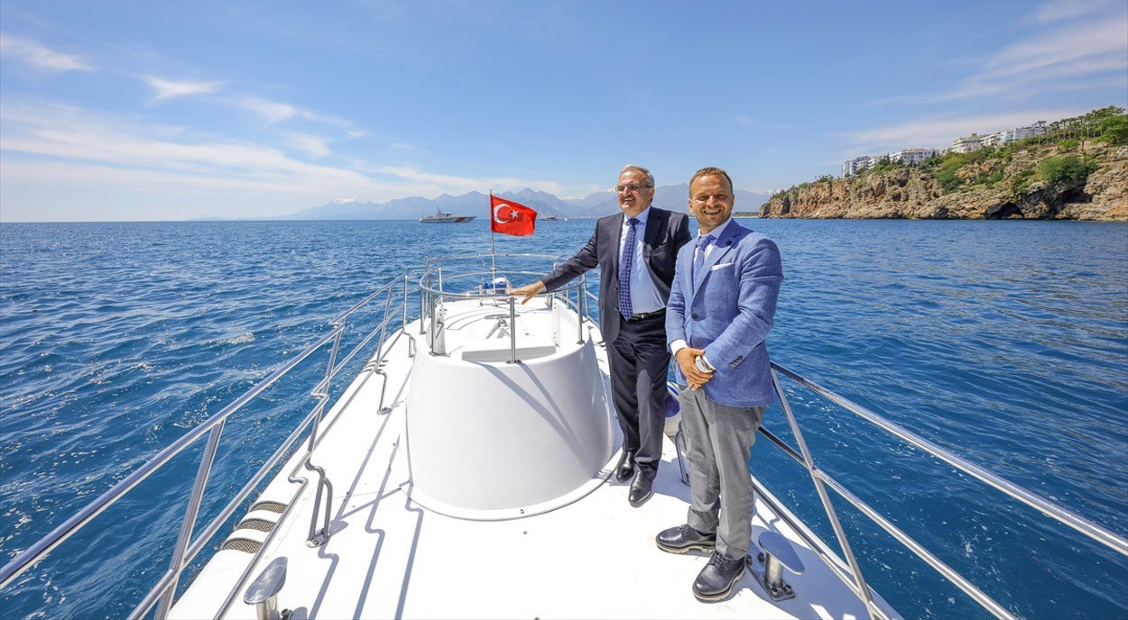 Turistik denizaltı Nemo Primero, Antalya’da düzenlenen törenle hizmete girdi. Vali