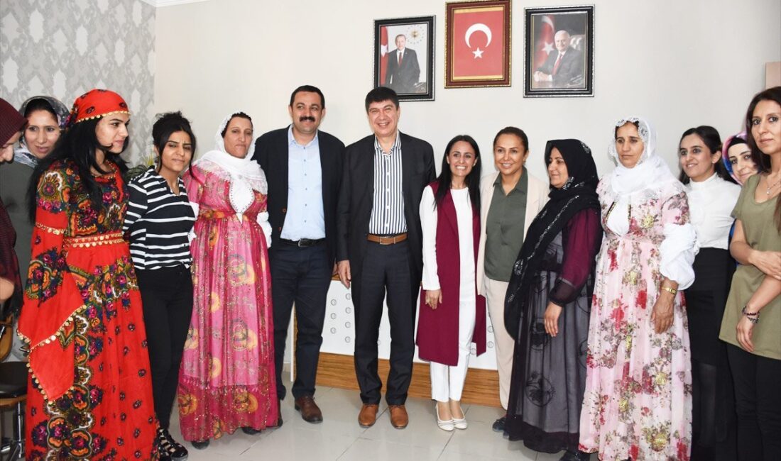 Antalya Büyükşehir Belediye Başkanı Menderes Türel, yaklaşık 200 kişilik heyet