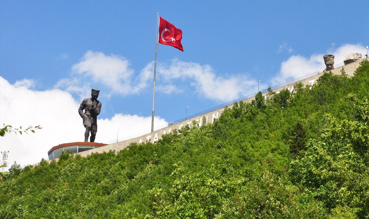 Artvin’de 22 metre yüksekliğinde ve 50 ton ağırlığındaki, Türkiye’nin en