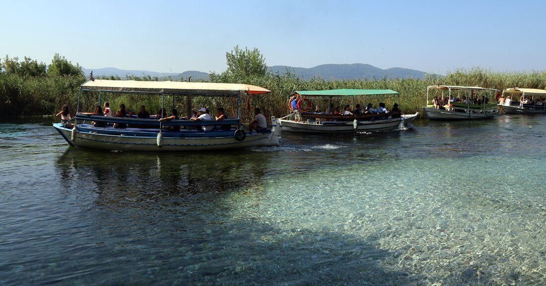 Muğla’nın Ula ilçesi Akyaka Mahallesi’nde bulunan doğal akvaryum görünümündeki Kadın