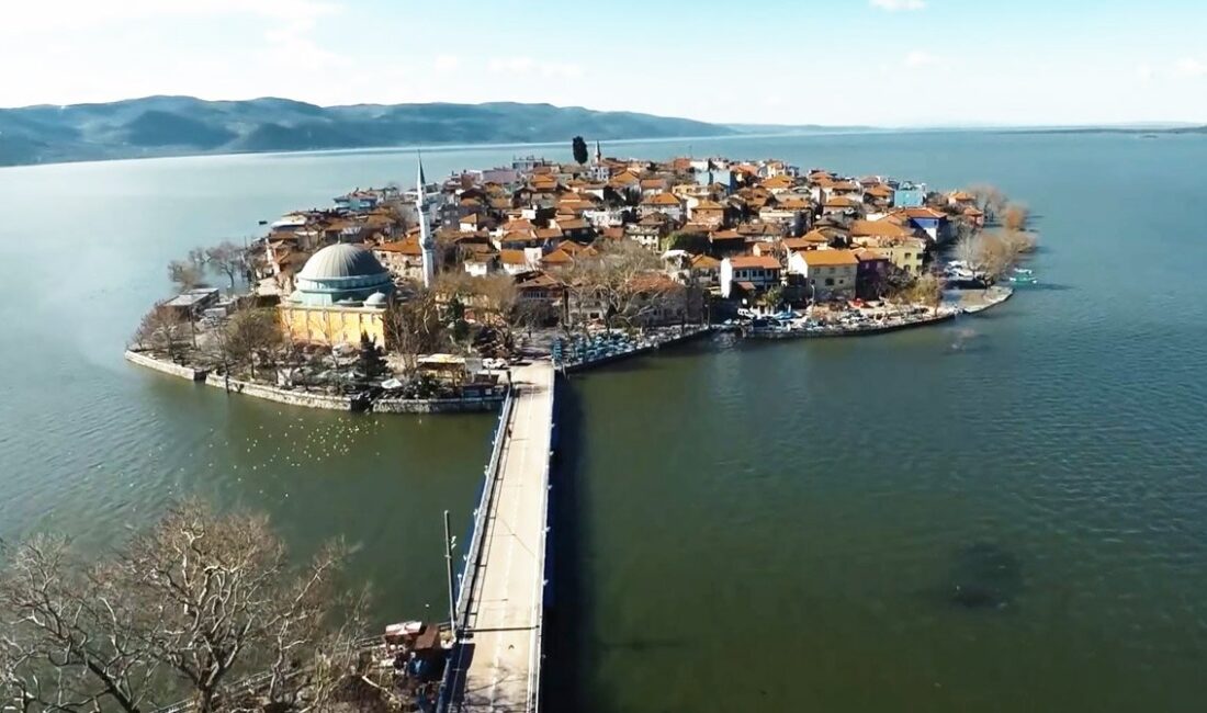 Bursa’nın Nilüfer ilçesine bağlı Uluabat Gölü’nün doğu ucundaki yarımadada kurulu