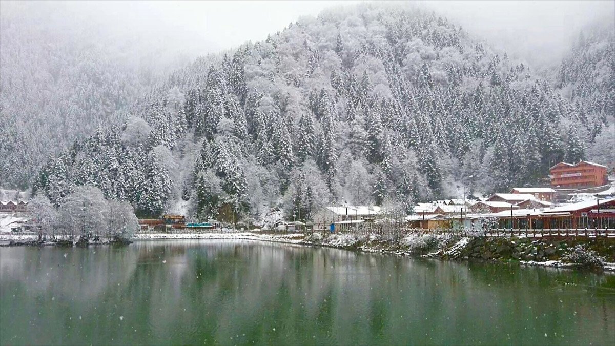 Trabzon’un Çaykara ilçesinde zengin bitki örtüsü ve manzarasıyla ünlü Uzungöl,