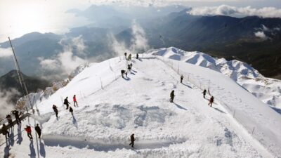 Antalya’nın Kemer ilçesinde vatandaşlar ve turistler, ocak ayında aynı gün