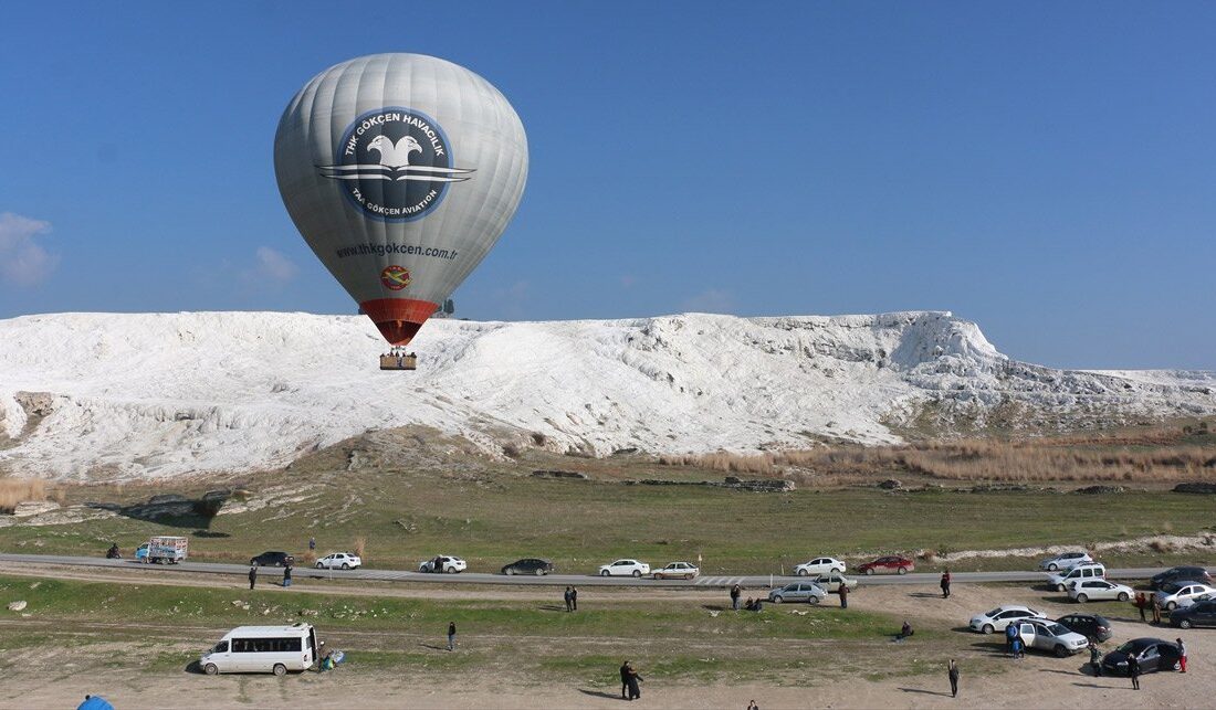 Denizli’de yeni yılın ilk gününde sıcak havayı fırsat bilen turistler,