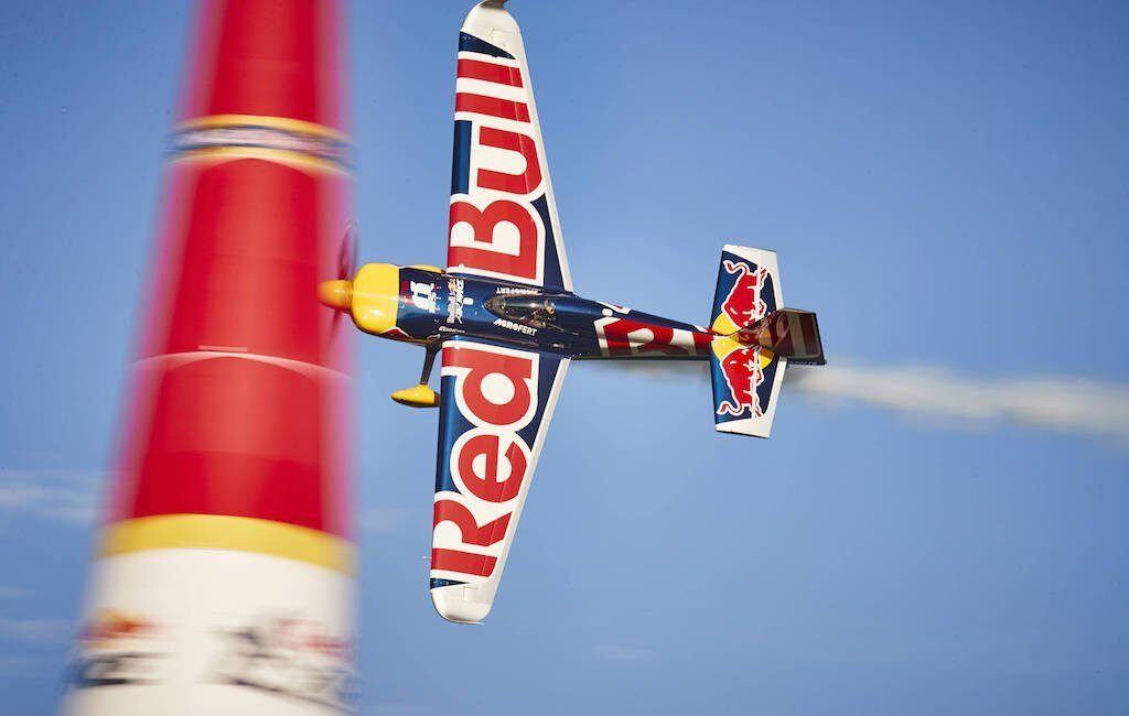Uçaklarla akrobatik hareketler yapan cesur pilotların yarıştığı Red Bull Air