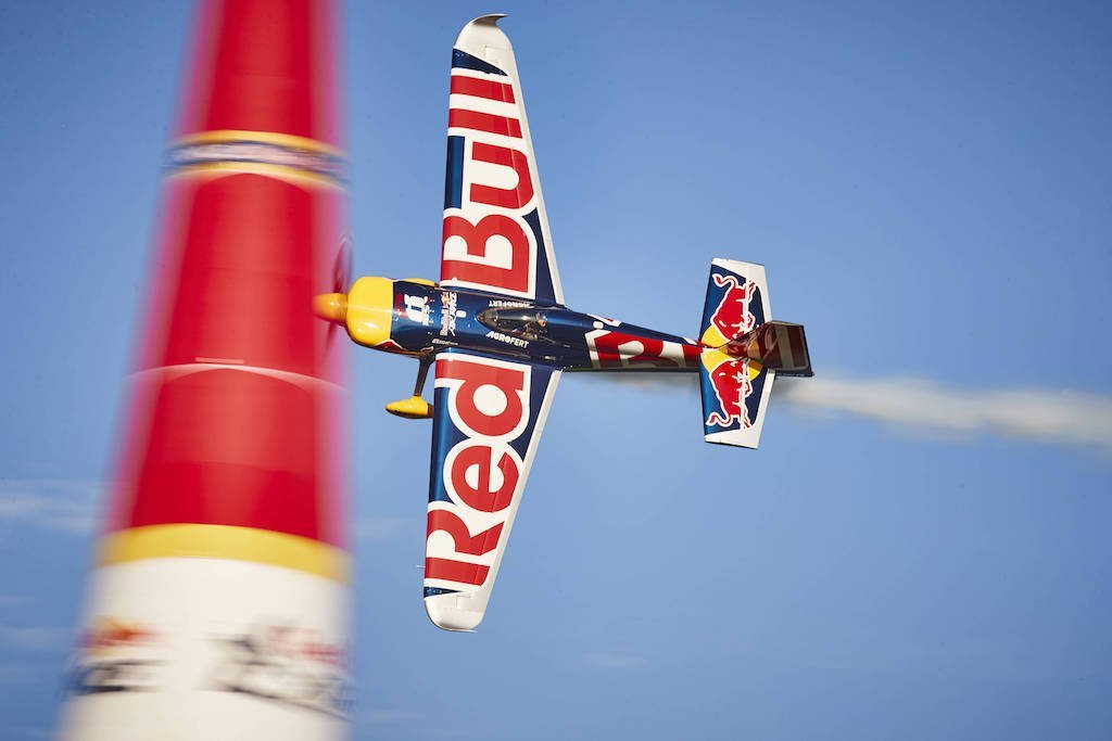 Uçaklarla akrobatik hareketler yapan cesur pilotların yarıştığı Red Bull Air