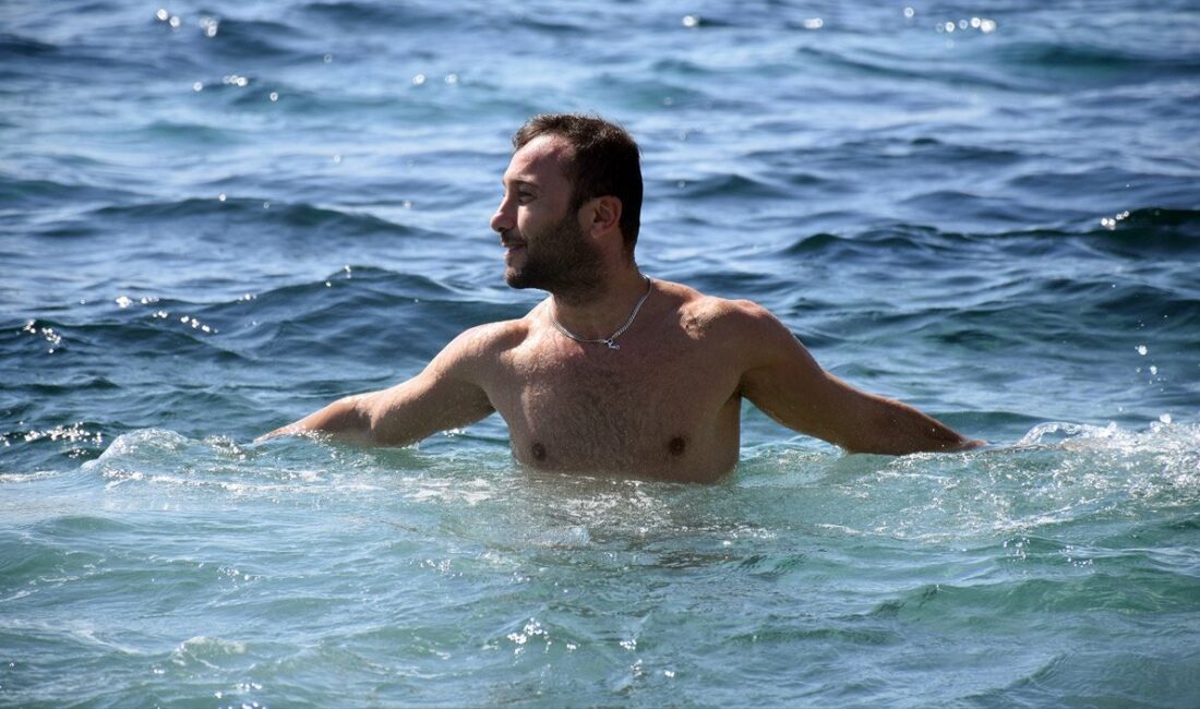 Muğla’nın gözde turizm merkezlerinde sıcak havayı fırsat bilenler, sahillerde dolaşmanın