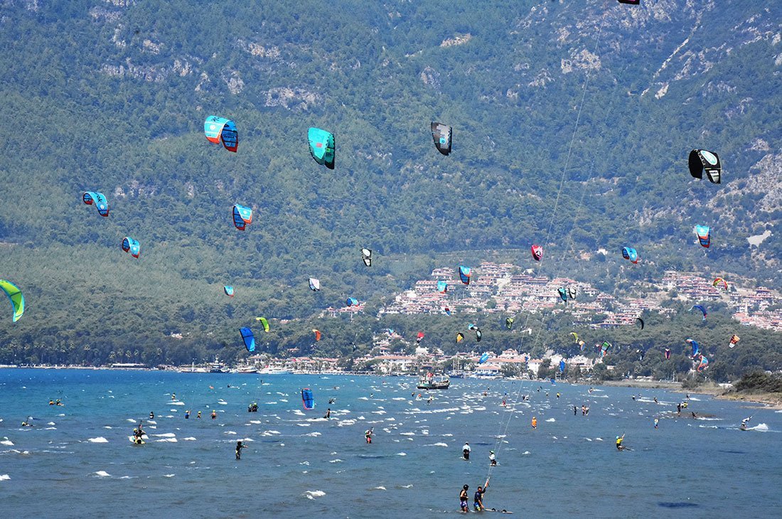 Muğla’nın Ula ilçesindeki “Sakin Kent” Akyaka Mahallesi, hava şartlarının uygun