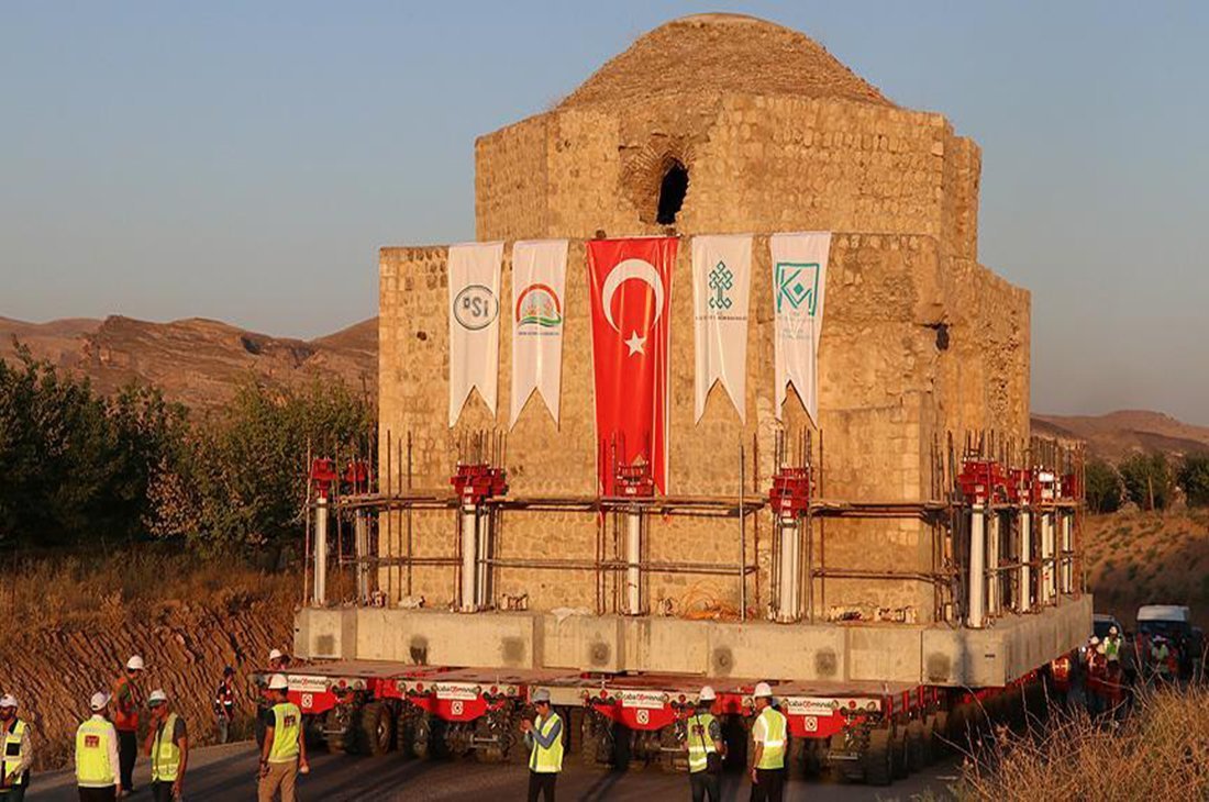 Batman’ın Hasankeyf ilçesindeki bin 500 ton ağırlığındaki Artuklu Hamamı, Hasankeyf