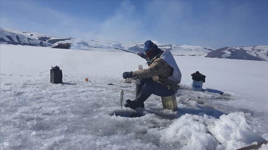 Ağrılı balıkçılar, yüksek rakımdaki buzla kaplı Balık Gölü’ nde havaların