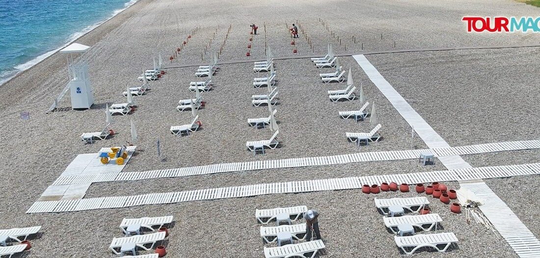 Antalya’nın dünyaca ünlü Konyaaltı sahili, denize girip plajda güneşlenecek yerli