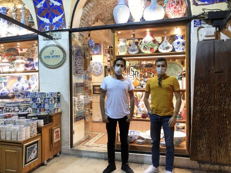 Tarihi Kapalıçarşı’nın en keyifli sokaklarından Takkeciler Sokak’ta yer alan İznik
