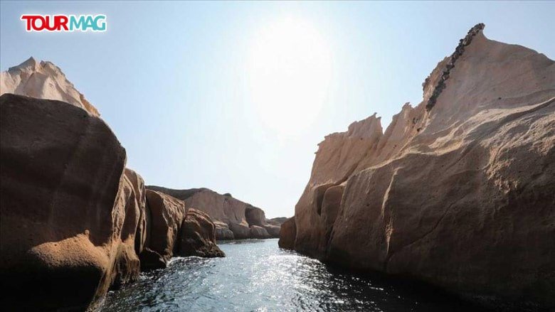 İzmir’in Foça ilçesindeki “Siren Kayalıkları”, Kapadokya’daki peribacalarını andıran görüntüsüyle dikkati