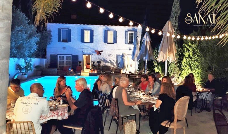 Türkiye’nin en özgün turistik bölgeleri arasında gösterilen Alaçatı, ekim ayını