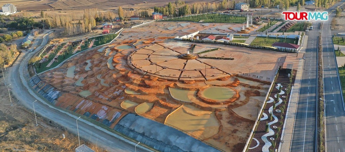 Sivas’a 24 kilometre uzakta bulunan Sıcak Çermik termal sahasında, Pamukkale’den