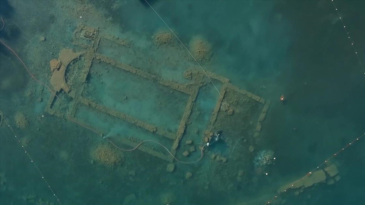 Bursa’nın İznik ilçesinde, 2014 yılında göl kıyısının 20 metre açığında