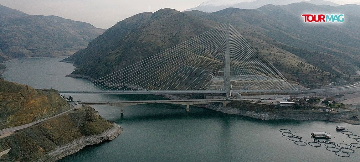 Malatya ile Elazığ arasındaki Karakaya Baraj Gölü üzerinde yapılan ve