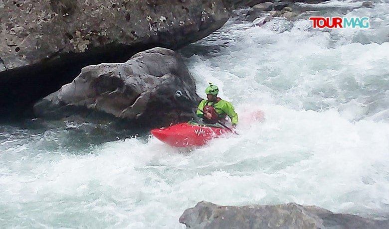Artvin’in Yusufeli ilçesinde bulunan Barhal Çayı, rafting ve kano tutkunlarından