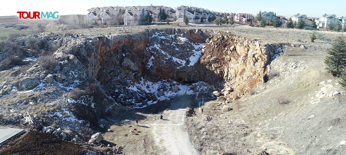 1992 yılında çevre otoyolu inşaatı sırasında dinamit patlaması sonucu gün