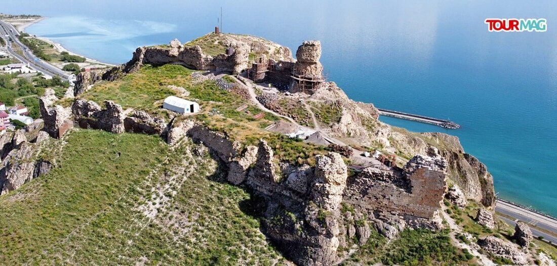 Bitlis’in Adilcevaz ilçesi girişindeki tepede bulunan, birçok medeniyet tarafından kullanılan