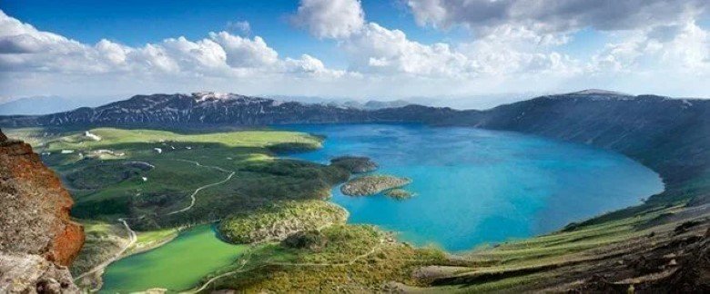 Bitlis’in Tatvan ilçesinde doğal güzelliklerinin yanı sıra barındırdığı sıcak ve