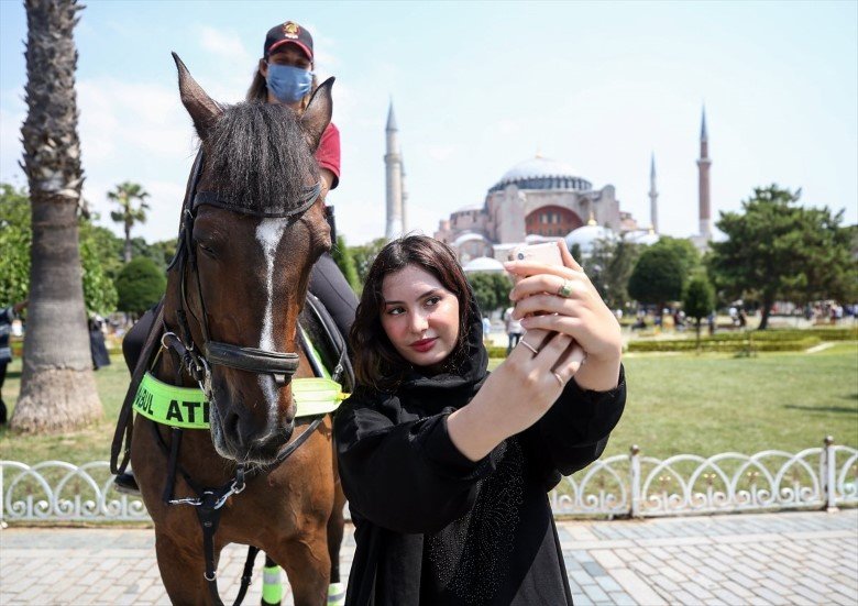 Atlı polisleri gören turistler, hatıra fotoğrafı çekmeyi ihmal etmedi. Atlı