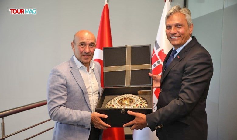 İzmir Büyükşehir Belediye Başkanı Tunç Soyer, TÜRSAB Yönetim Kurulu Başkanı