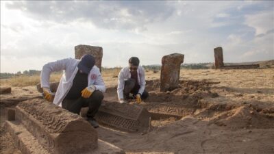 Bitlis’in Ahlat ilçesindeki Selçuklu Meydan Mezarlığı’nda yürütülen kazı ve restorasyon