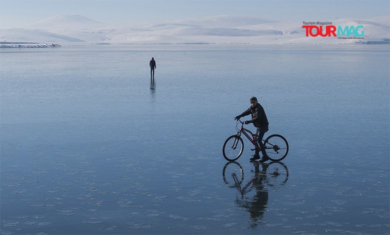 Soğuk hava sebebiyle yüzeyinin büyük bölümü donan Çıldır Gölü’ne gelen