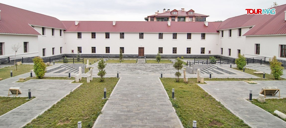 Sahip olduğu 2 bin civarında eserle tarihe ışık tutan Tunceli