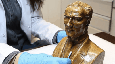 Çanakkale’deki Troya Müzesi’nin makam odasında bulunan Atatürk büstünün, restorasyon çalışmasında