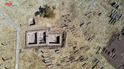 Bitlis’in Ahlat ilçesindeki Selçuklu Meydan Mezarlığı’nda devam eden kazılarda yeni