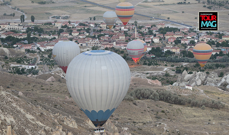 Kapadokya’da doğal ve tarihi oluşumların yer aldığı vadiler üzerinde süzülerek