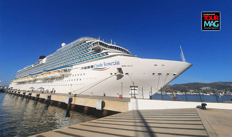 İtalya bayraklı “Costa Venezia” adlı yolcu gemisi, Bodrum’a 1821 turist