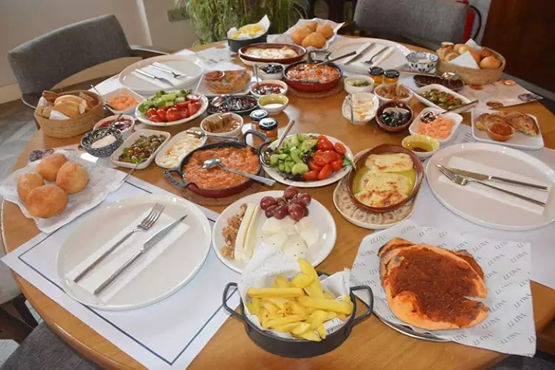 İstanbul’da kahvaltı yapılacak en güzel yerlerden biri, kuşkusuz Boğaziçi’nin deniz