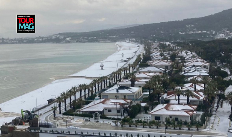 İzmir Çeşme’de sağanak sonrası dolu yağışı etkili oldu. Yağış nedeniyle
