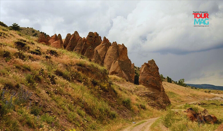 Kars’ın Sarıkamış ilçesi Komdere Vadisi’ndeki peri bacalarını andıran kayalıklar turizme