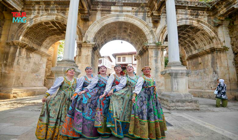 Muratpaşa Belediye Başkanı Ümit Uysal, Antalya’nın tarihi kent merkezi Kaleiçi’nde