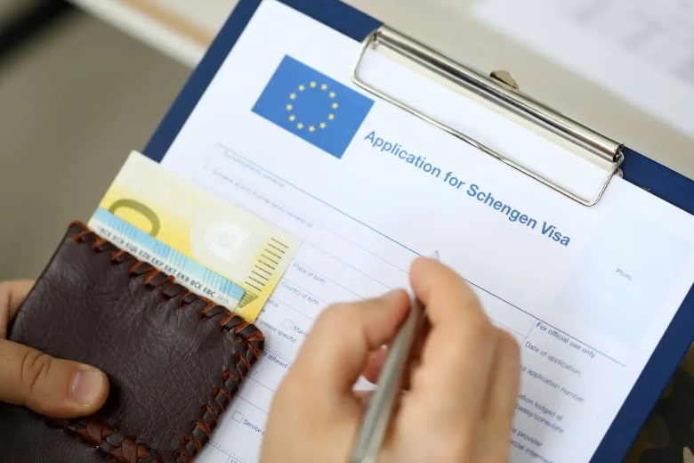 Schengen Vizesi, Schengen Bölgesi’nde seyahat etmek isteyen kişilerin alması gereken