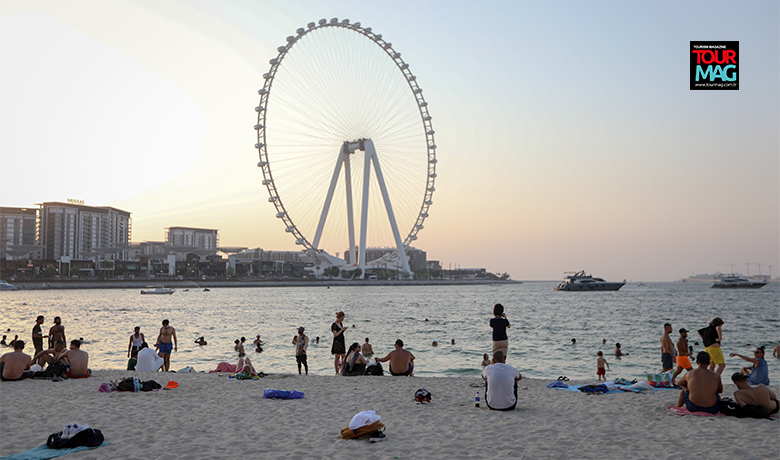 Birleşik Arap Emirlikleri’nin (BAE) Dubai kentinde sıcaklardan bunalanlar, JBR sahilinde